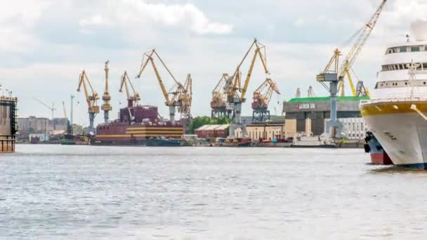 Rusia. San Petersburgo. Crucero en la ciudad — Vídeos de Stock