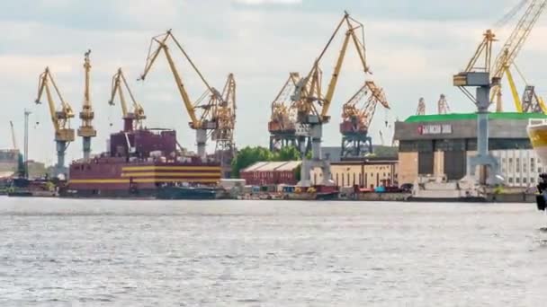Rosja. Saint-Petersburg. Statek wycieczkowy w mieście — Wideo stockowe