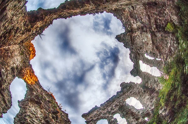 Velhas ruínas do castelo em Transcarpathian Ucrânia aldeia Seredne Imagens De Bancos De Imagens