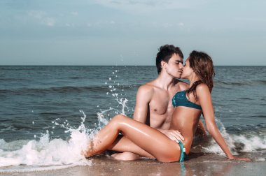 adam kız arkadaşını öp 