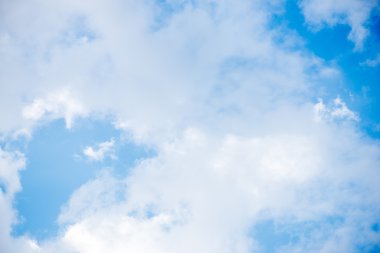 Mavi gökyüzü ve beyaz bulutlar