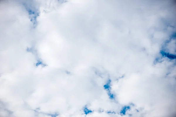 Голубое небо и белые облака — стоковое фото
