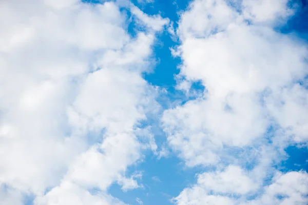 Cielo azul y nubes blancas —  Fotos de Stock