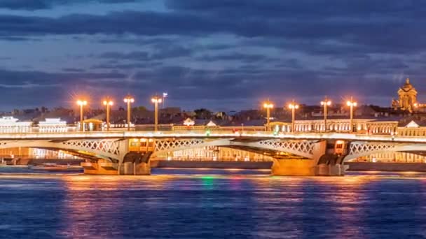 Ponte da Anunciação, a ponte levadiça, a ponte no rio Neva, São Petersburgo, Rússia . — Vídeo de Stock