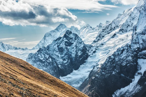 Dombai. Paisaje de rocas en la región del Cáucaso en Rusia —  Fotos de Stock