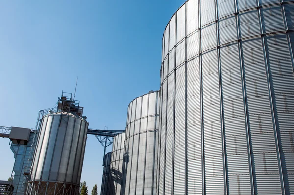 Gegalvaniseerd ijzer graansilo's op een boerderij in Oost-Europa — Stockfoto