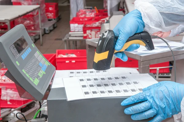 Toewijzing van goederen barcode in de fabriek — Stockfoto