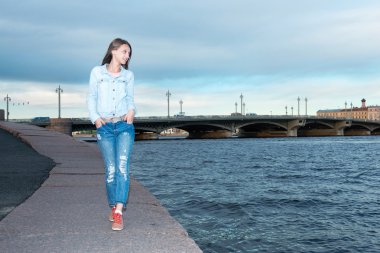 Sahil yürüyen kadın