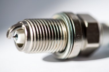 Yeni beyaz zemin üzerine izole buji