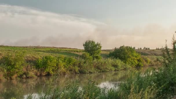 Kaunis auringonlasku joen yli — kuvapankkivideo