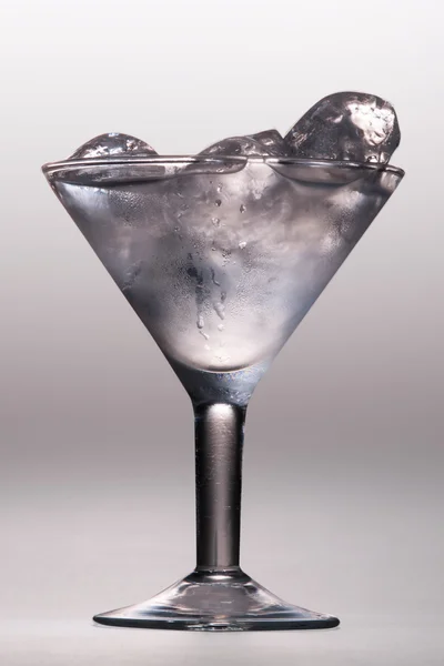 Studené stříkající vodou nápoj — Stock fotografie