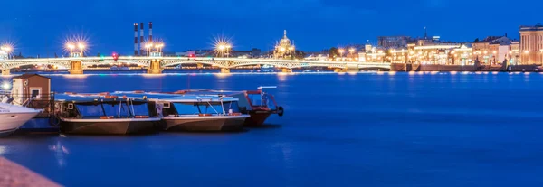 Blagoveshchensky (duyuru) köprü sırasında hemen hemen beyaz — Stok fotoğraf