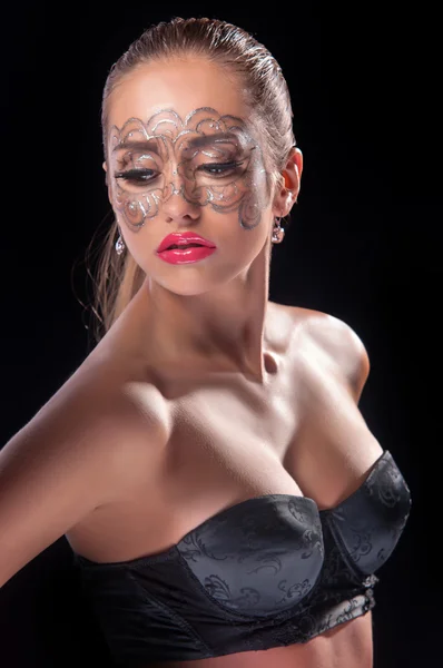 Jeune femme avec du maquillage en dentelle — Photo