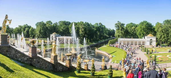 SAINT-PETERSBURG, RUSSIE - 16 JUIN 2016 : Peterhof, Russie, palais royal et grande cascade de fontaines, environs de Saint-Pétersbourg . — Photo