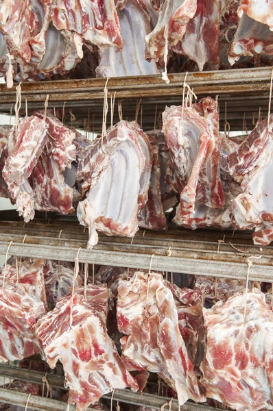 Produção de carne fumada — Fotografia de Stock