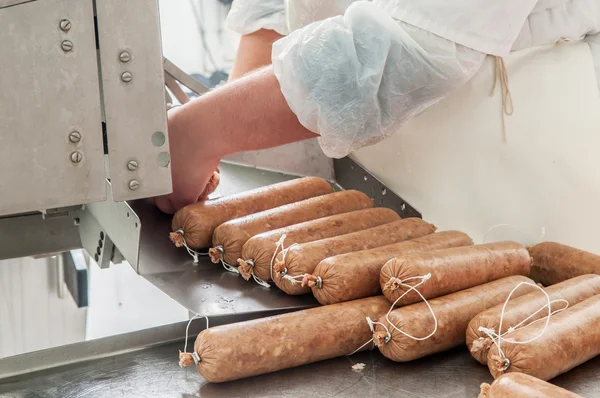 Автоматический процесс изготовления колбас крупным планом — стоковое фото