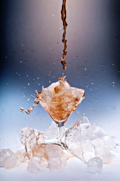 Bebida de água salpicante fria — Fotografia de Stock