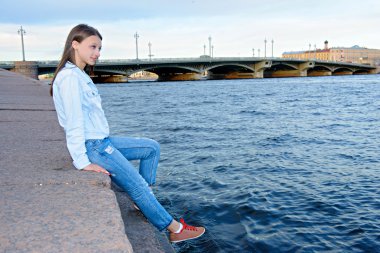 Sahil yürüyen kadın