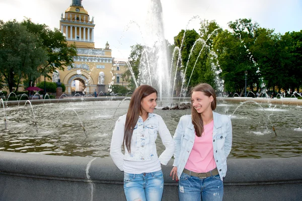 Deux amis marchent dans le parc — Photo