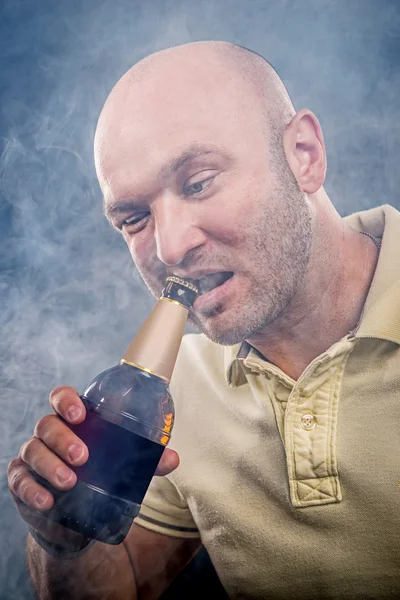 Man emotionally open beer teeth — Stock Photo, Image