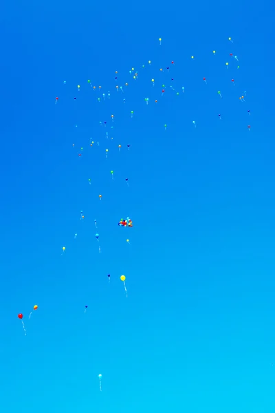 Palloncini di colore volante — Foto Stock