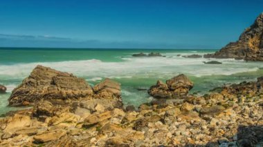 Portekiz 'deki volkanik kayaların üzerinden geçen yüksek kayalıklı ve dalgalı volkanik kıyı şeridinin ayrıntılı görüntüsü.