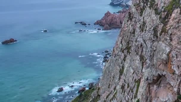 Linia de coastă robustă la Oceanul Atlantic dimineața, frunzele și farul Cabo Da Roca, din Portugalia continentală — Videoclip de stoc