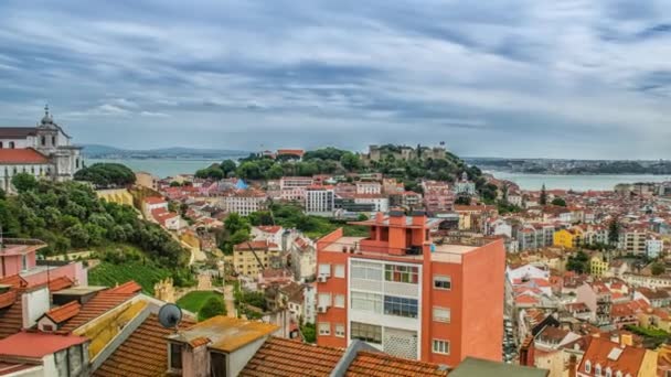 Lisboa, Portugal skyline hacia el Castillo de Sao Jorge. — Vídeo de stock