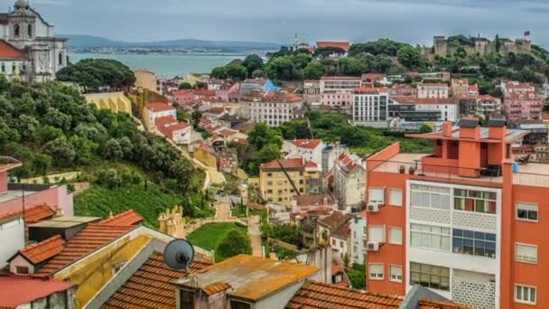 Lisboa, Portugal skyline hacia el Castillo de Sao Jorge. — Vídeo de stock