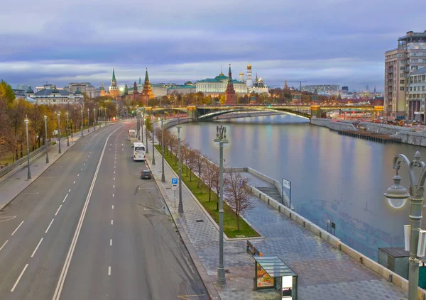 Oroszország Moszkva Éjszakai Kilátás Moskva Folyóra Hídra Kremlre — Stock Fotó