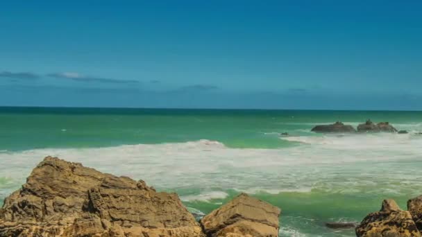 Детальний вигляд вулканічного узбережжя з високими скелями і хвилями, що розбиваються об вулканічні породи (Португалія).. — стокове відео