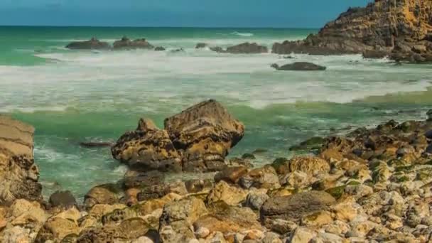 Детальний вигляд вулканічного узбережжя з високими скелями і хвилями, що розбиваються об вулканічні породи (Португалія).. — стокове відео