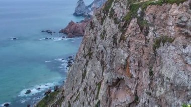 Atlantik Okyanusu 'ndaki engebeli sahil şeridi Sabah, Portekiz' deki Cabo Da Roca Deniz Feneri