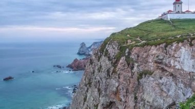 Atlantik Okyanusu 'ndaki engebeli sahil şeridi Sabah, Portekiz' deki Cabo Da Roca Deniz Feneri