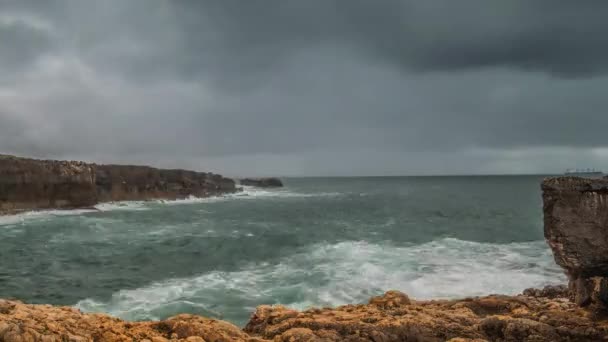 Gedetailleerd zicht op vulkanische kust met hoge kliffen en golven die over vulkanische rotsen breken, Portugal. — Stockvideo