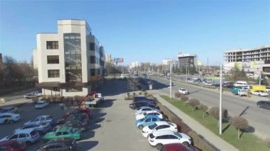 Şehir merkezi, arabalı cadde. Rusya, Stavropol.