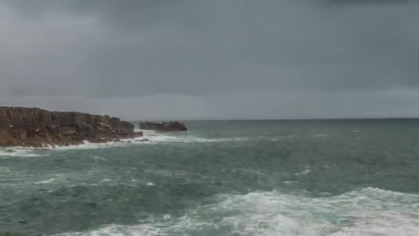 Detailansicht der vulkanischen Küste mit hohen Klippen und Wellen, die über vulkanische Felsen brechen, Portugal. — Stockvideo