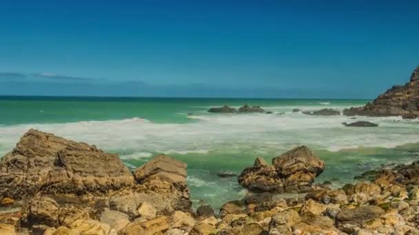 Vista dettagliata della costa vulcanica con alte scogliere e onde che si infrangono sulle rocce vulcaniche, Portogallo. — Video Stock