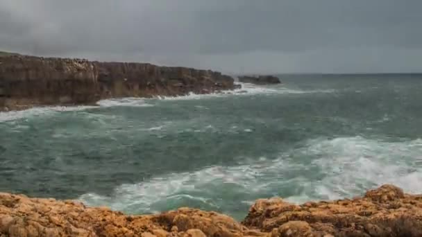 Portekiz 'deki volkanik kayaların üzerinden geçen yüksek kayalıklı ve dalgalı volkanik kıyı şeridinin ayrıntılı görüntüsü. — Stok video