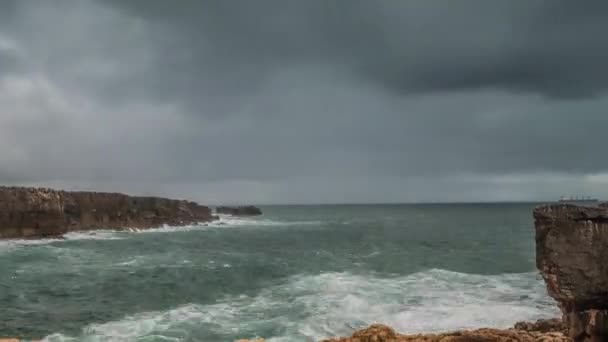 Detailansicht der vulkanischen Küste mit hohen Klippen und Wellen, die über vulkanische Felsen brechen, Portugal. — Stockvideo