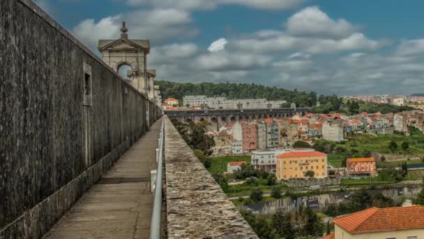 Aqueduto histórico na cidade de Lisboa construído no século XVIII, Portugal — Vídeo de Stock