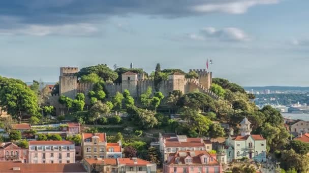Лисбон, Португалия горизонт в сторону замка Сао Жорж. — стоковое видео