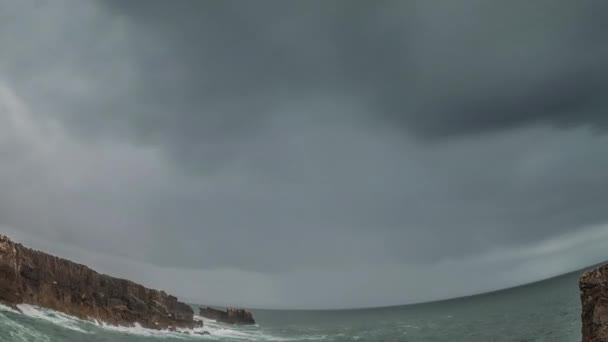 Vista detalhada do litoral vulcânico com altas falésias e ondas quebrando rochas vulcânicas, Portugal. — Vídeo de Stock