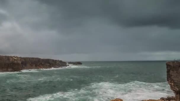 Gedetailleerd zicht op vulkanische kust met hoge kliffen en golven die over vulkanische rotsen breken, Portugal. — Stockvideo