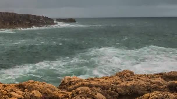 Detailansicht der vulkanischen Küste mit hohen Klippen und Wellen, die über vulkanische Felsen brechen, Portugal. — Stockvideo