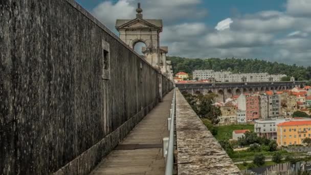 Acueducto histórico en la ciudad de Lisboa construido en el siglo XVIII, Portugal — Vídeos de Stock