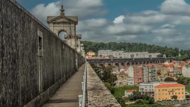 Acueducto histórico en la ciudad de Lisboa construido en el siglo XVIII, Portugal — Vídeo de stock