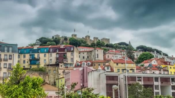 Lissabon, Portugal skyline richting kasteel Sao Jorge. — Stockvideo