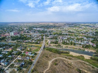 Tarlaları ve caddeleri olan küçük tarım şehri, Stavropol Krai.