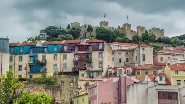 Lissabon, Portugal skyline richting kasteel Sao Jorge. — Stockvideo